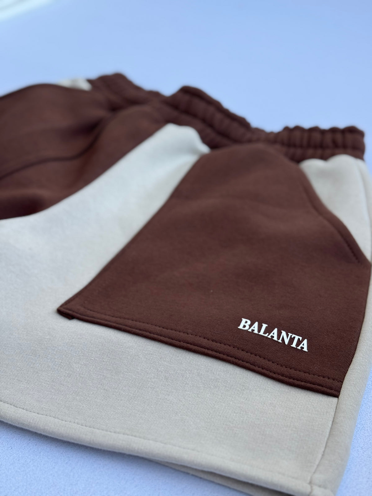 Short Bicolor Arena y Chocolate
